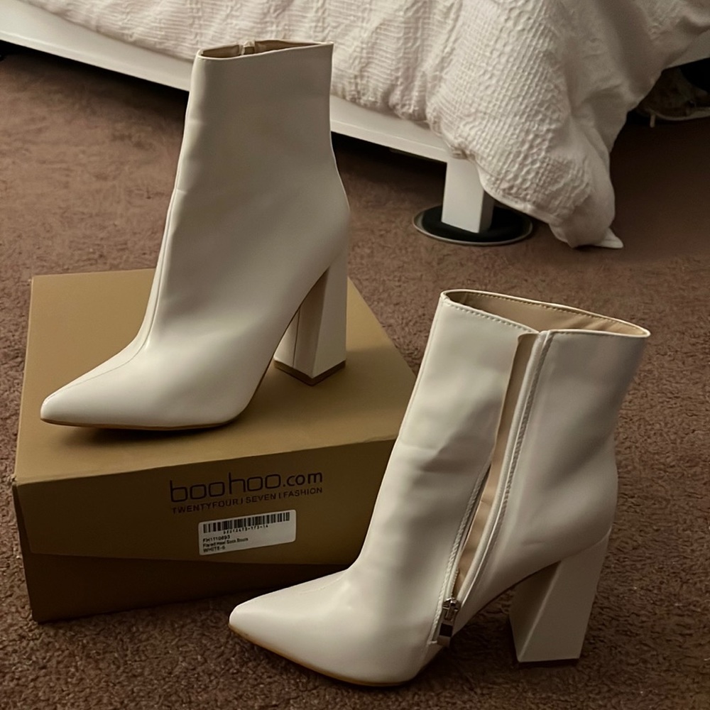 Womens white boots size 8